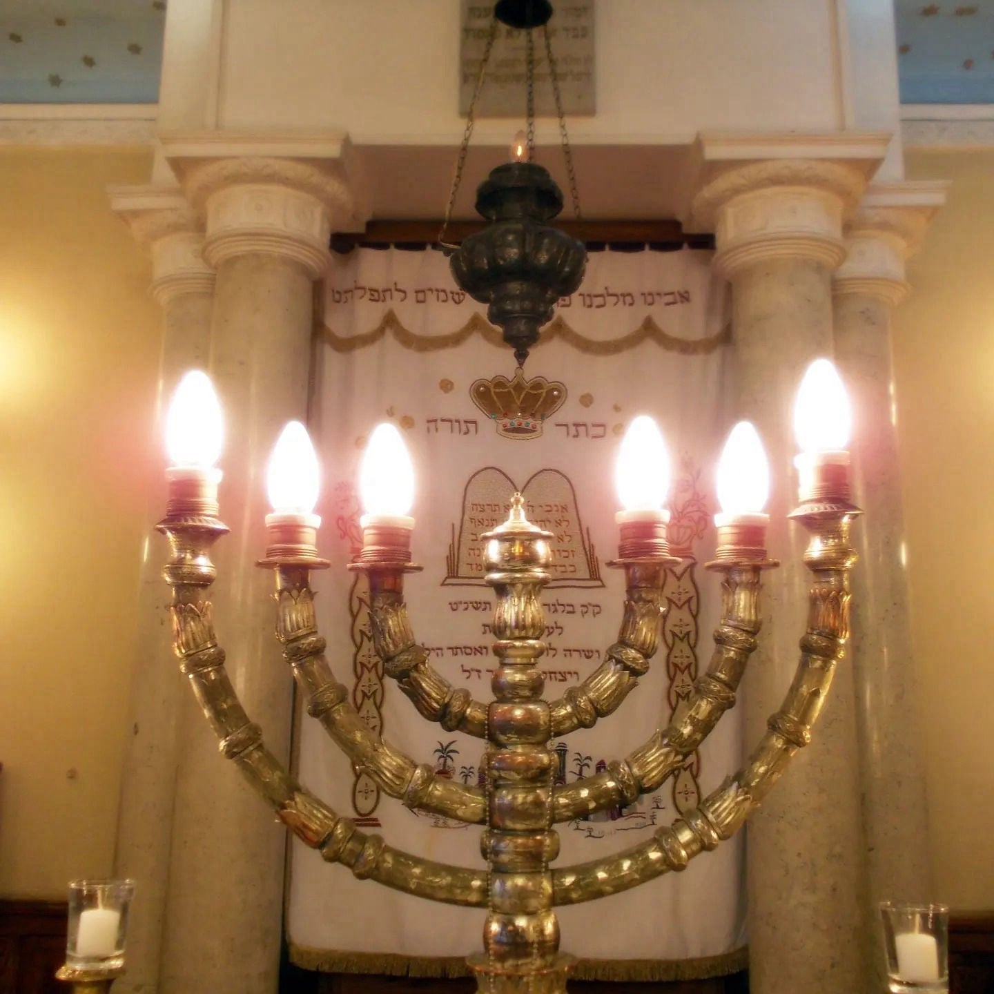 Menora u beogradskoj sinagogi Sukat šalom